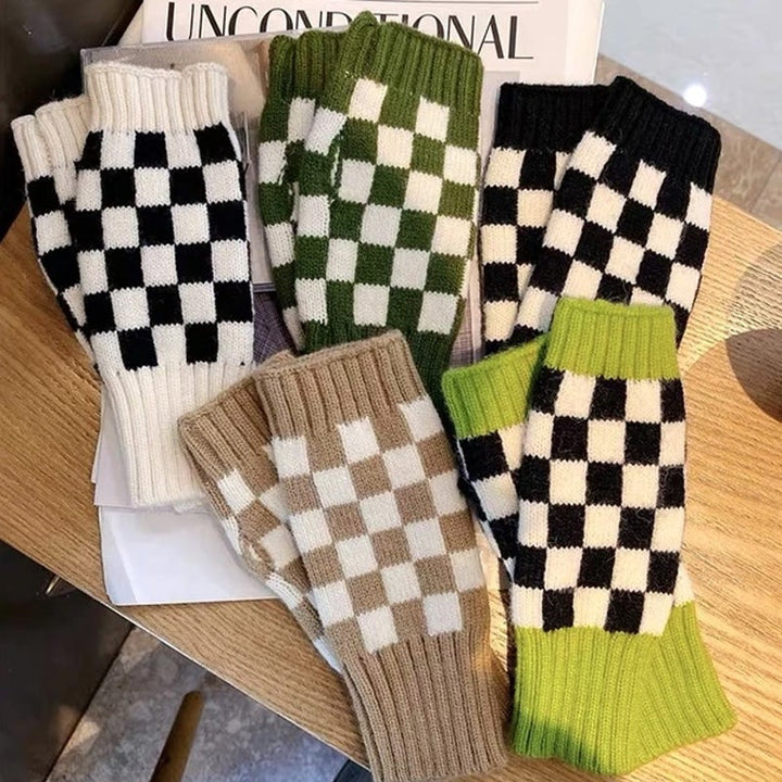 "Värmande damhandskar i rutmönster med fingerlös design i kaki för stil och komfort under vintern."