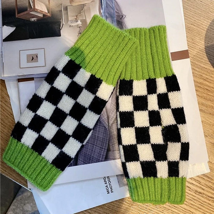 "Värmande damhandskar i rutmönster med fingerlös design i kaki för stil och komfort under vintern."