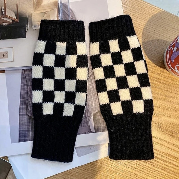 "Värmande damhandskar i rutmönster med fingerlös design i kaki för stil och komfort under vintern."