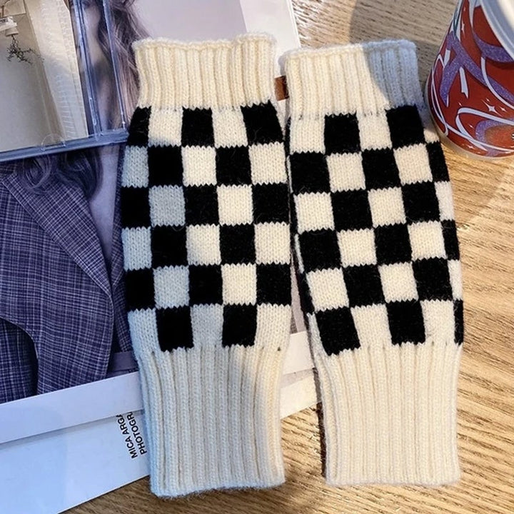 "Värmande damhandskar i rutmönster med fingerlös design i kaki för stil och komfort under vintern."