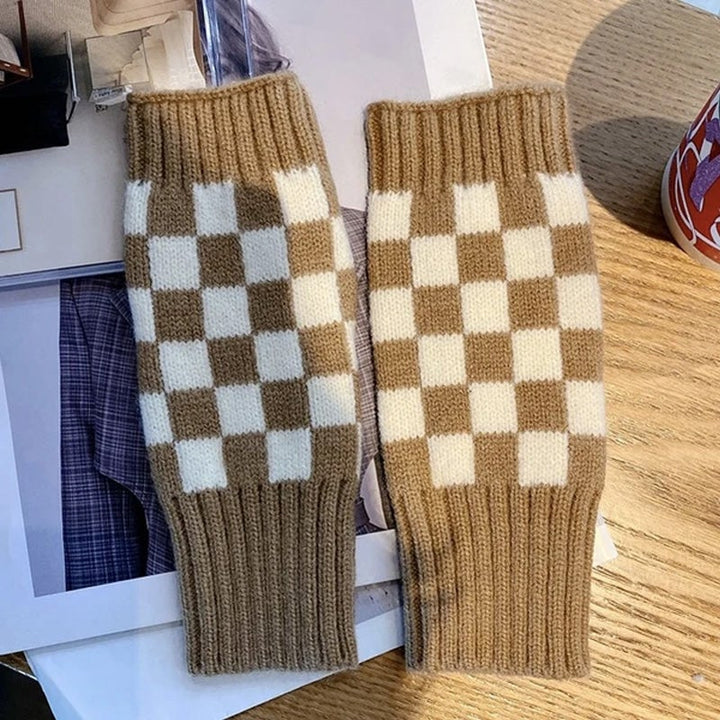 "Värmande damhandskar i rutmönster med fingerlös design i kaki för stil och komfort under vintern."