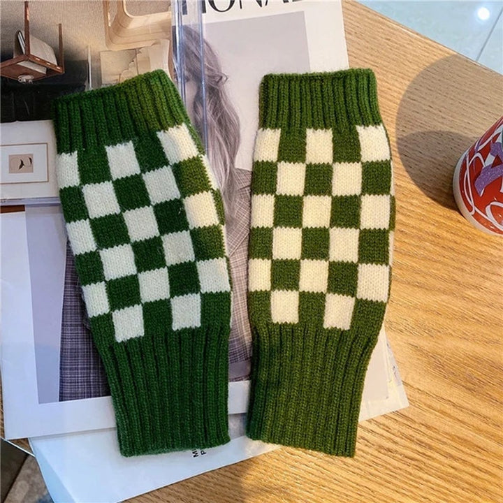 "Värmande damhandskar i rutmönster med fingerlös design i kaki för stil och komfort under vintern."