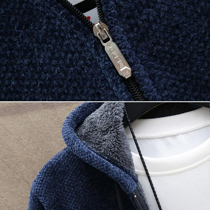 "Värmande superstretch fleecejacka för män med skarpa axlar och praktiska fickor, perfekt för kyliga dagar och stilren look."