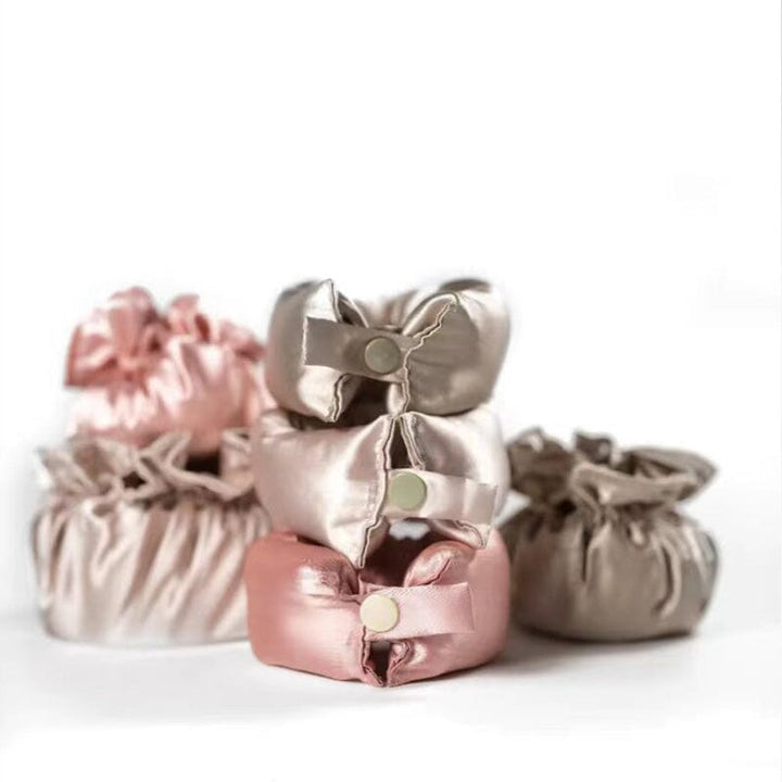 Värmefri curlinghatt i ljusrosa satintyg, skonsam hårstyling utan värme för enkel och bekväm lockbildning.