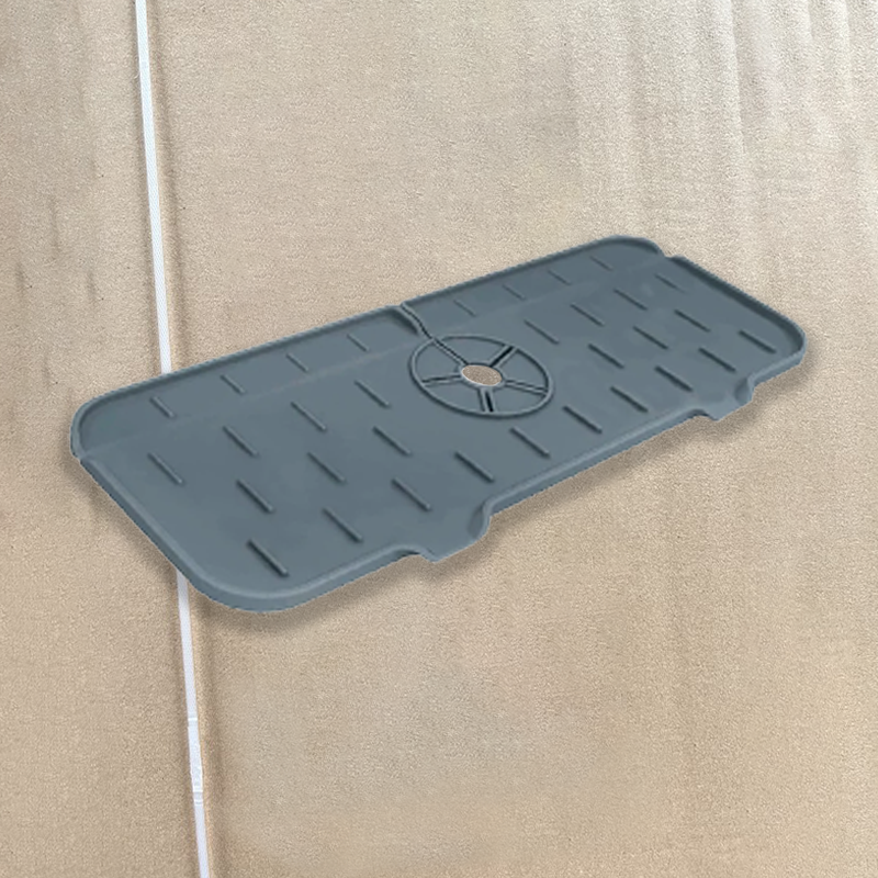 Vattenabsorberande silikonmatta för kök, vit, passar runt kran, fångar vattendroppar, håller bänkskivan torr.