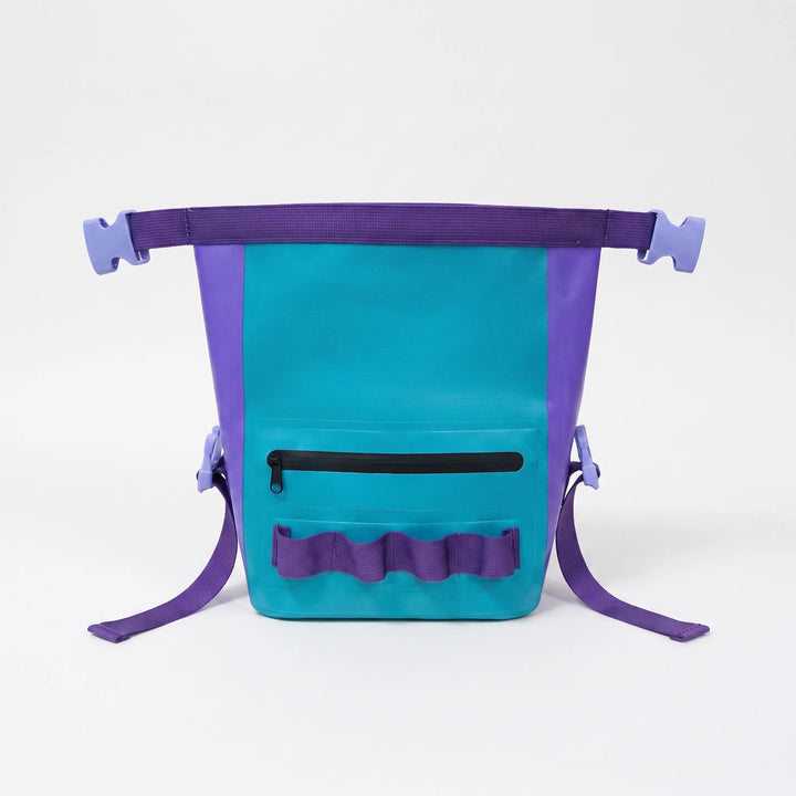 Vattenavvisande fanny pack i svart, designad för vattenaktiviteter och resor. Håller värdesaker torra.