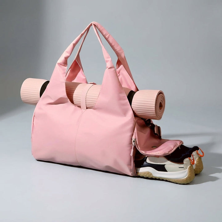 Praktisk yogaväska som rymmer yogamatta och träningskläder. Vattenavvisande unisex duffelväska.