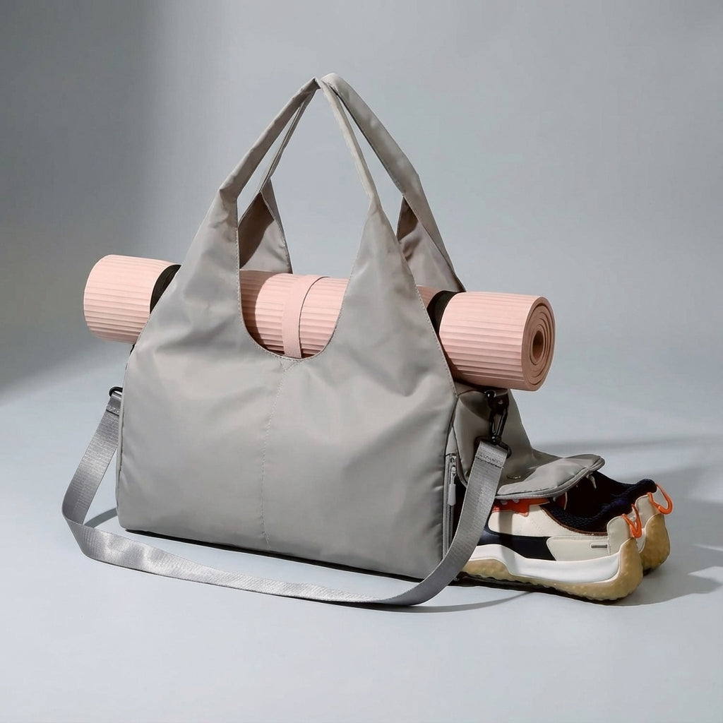 Snygg vattenavvisande yogaduffelväska med stilren design. Perfekt som gym- eller resväska för unisex.