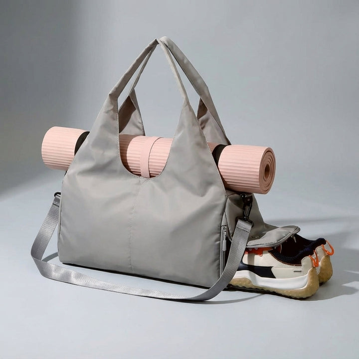 Snygg vattenavvisande yogaduffelväska med stilren design. Perfekt som gym- eller resväska för unisex.