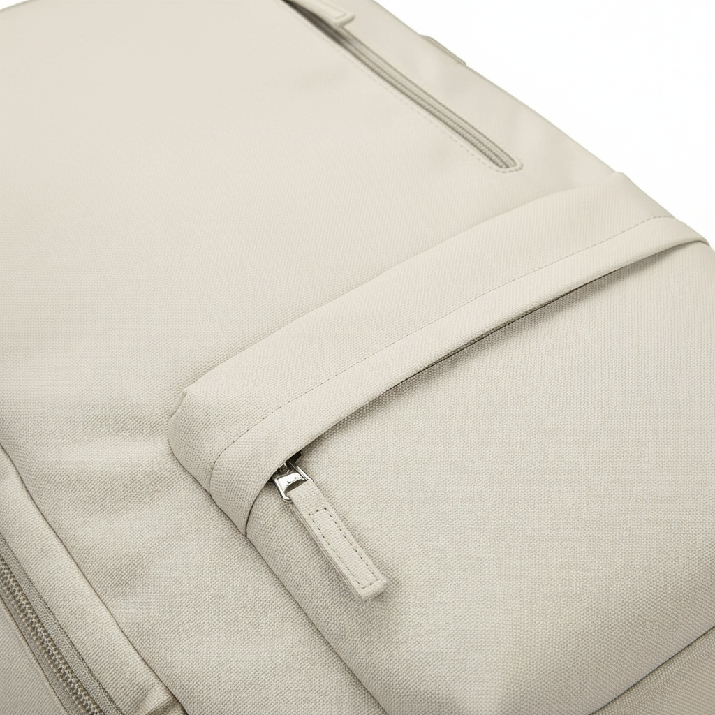 Beige VersaPack reseryggsäck med flera fack för organiserad förvaring. Vattentålig och bekväm för dagligt bruk.
