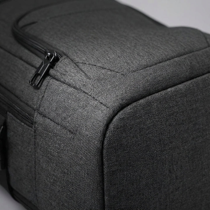 Svart vattentät affärsryggsäck FlightFold, expanderbar med laptopfack. Flexibel och smart för pendling och resor.