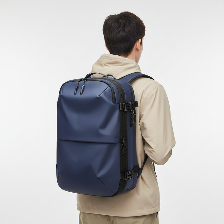 Stilren ExpandPack vattentät ryggsäck. Erbjuds i svart, grå & blå. Med laptopfack för allroundbruk.