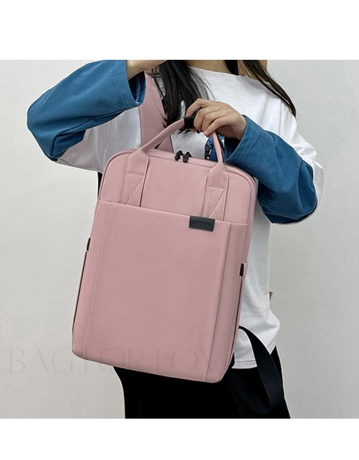 Rymlig vattentät laptopryggsäck med flera fack. Perfekt för organisation av arbets- och skolprylar.