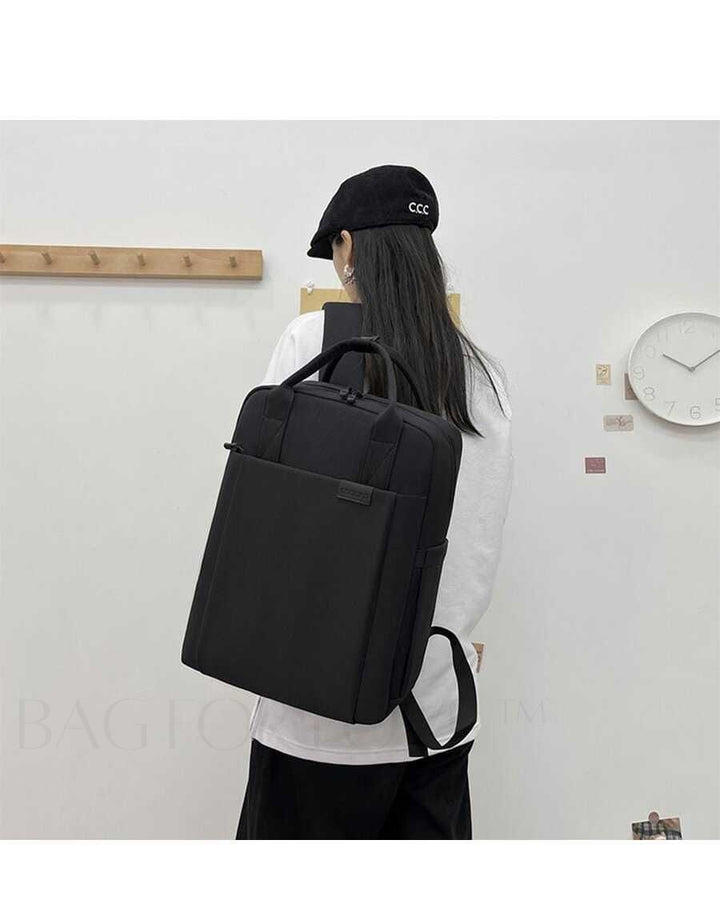 Unisex vattentät ryggsäck bärs bekvämt, idealisk för stadspendling och stilren vardagslook.