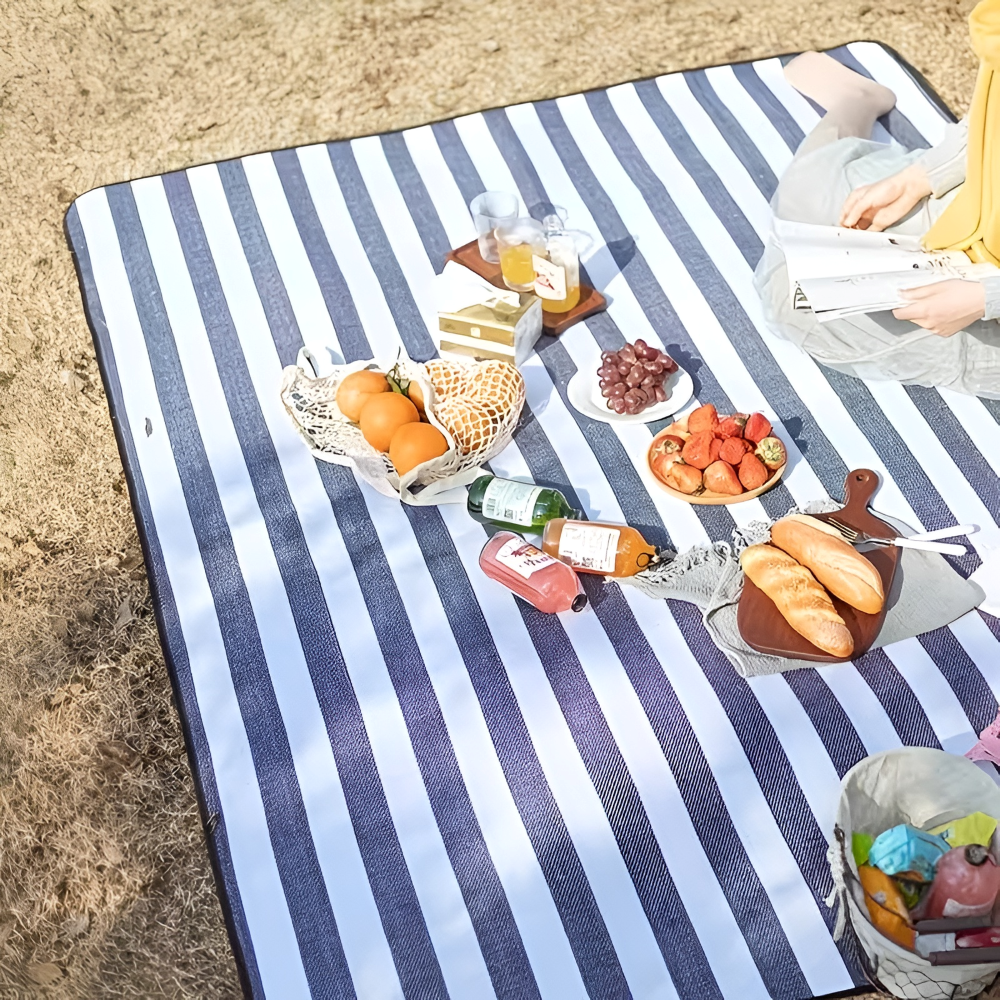 Vattenavvisande utomhusfilt. Idealisk för fuktiga underlag vid picknick, camping och friluftsliv.