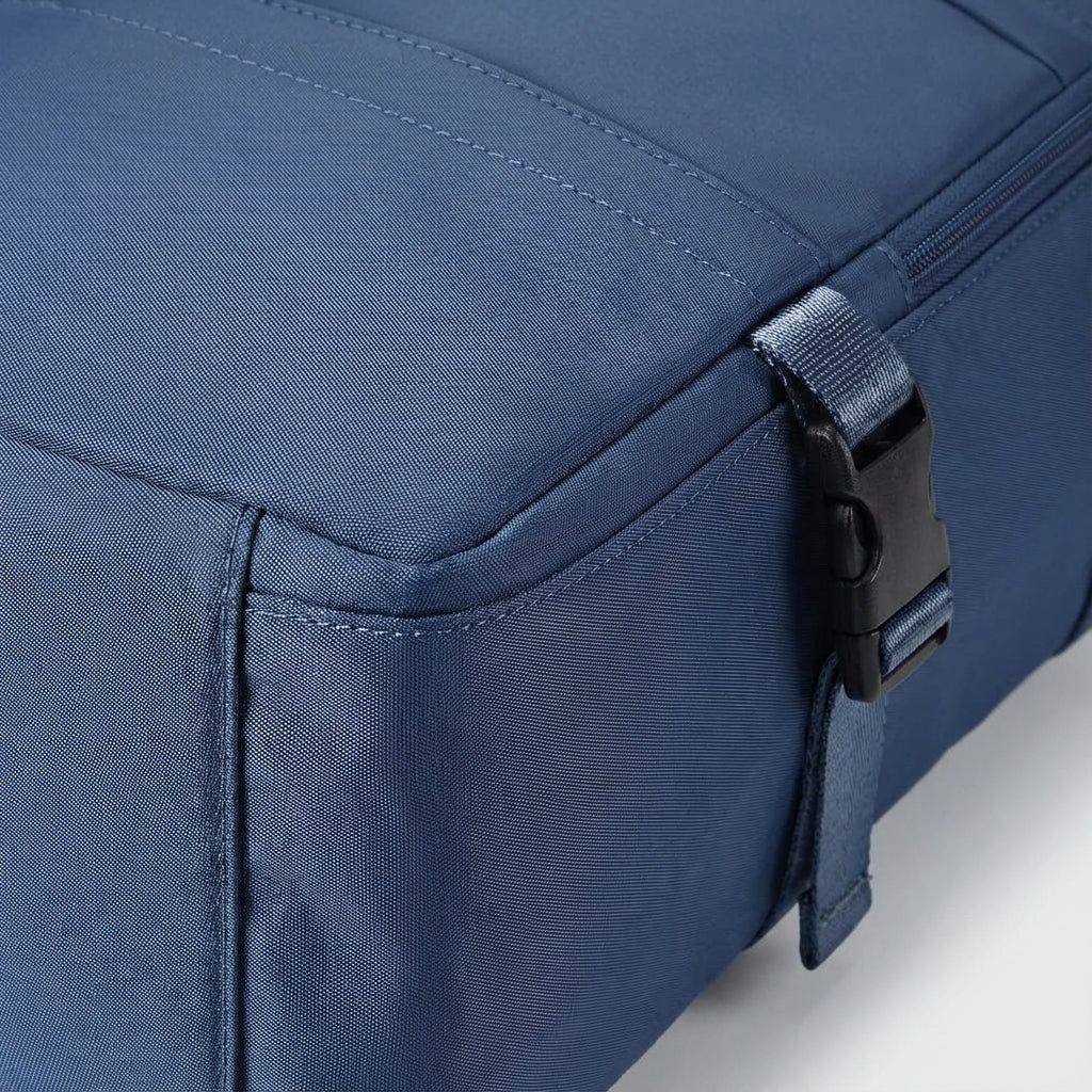 Rymlig svart vattentät reseryggsäck SkyGuardBag med flera fack, idealisk som kabinväska eller handbagage.