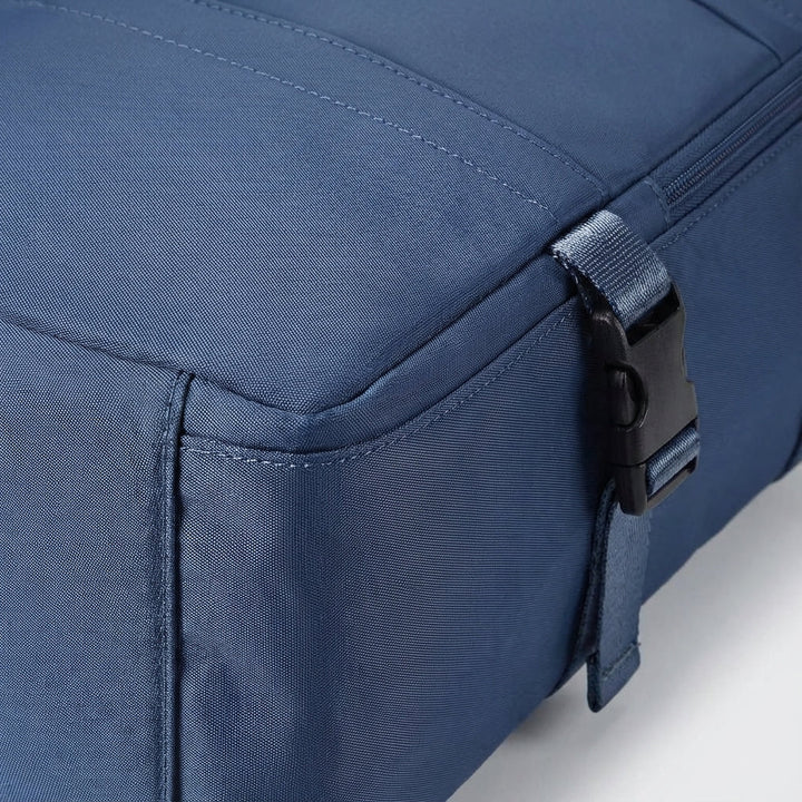Rymlig svart vattentät reseryggsäck SkyGuardBag med flera fack, idealisk som kabinväska eller handbagage.