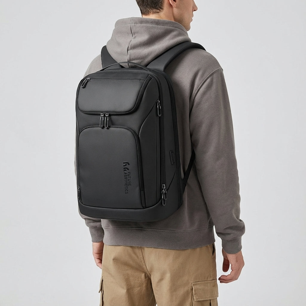 Unisex ChargeRover vattentät ryggsäck i minimalistisk design, bekväm för vardag och äventyr.
