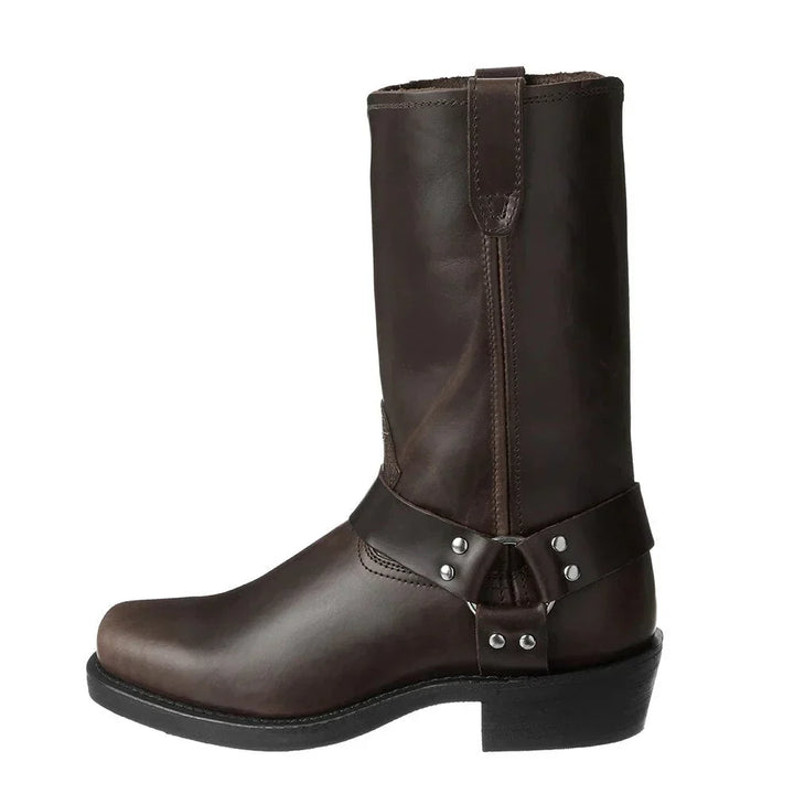 Vattentäta herr cowboyboots i klassisk westernstil. Perfekta år-runt-stövlar för alla väder, maskulina och bekväma.