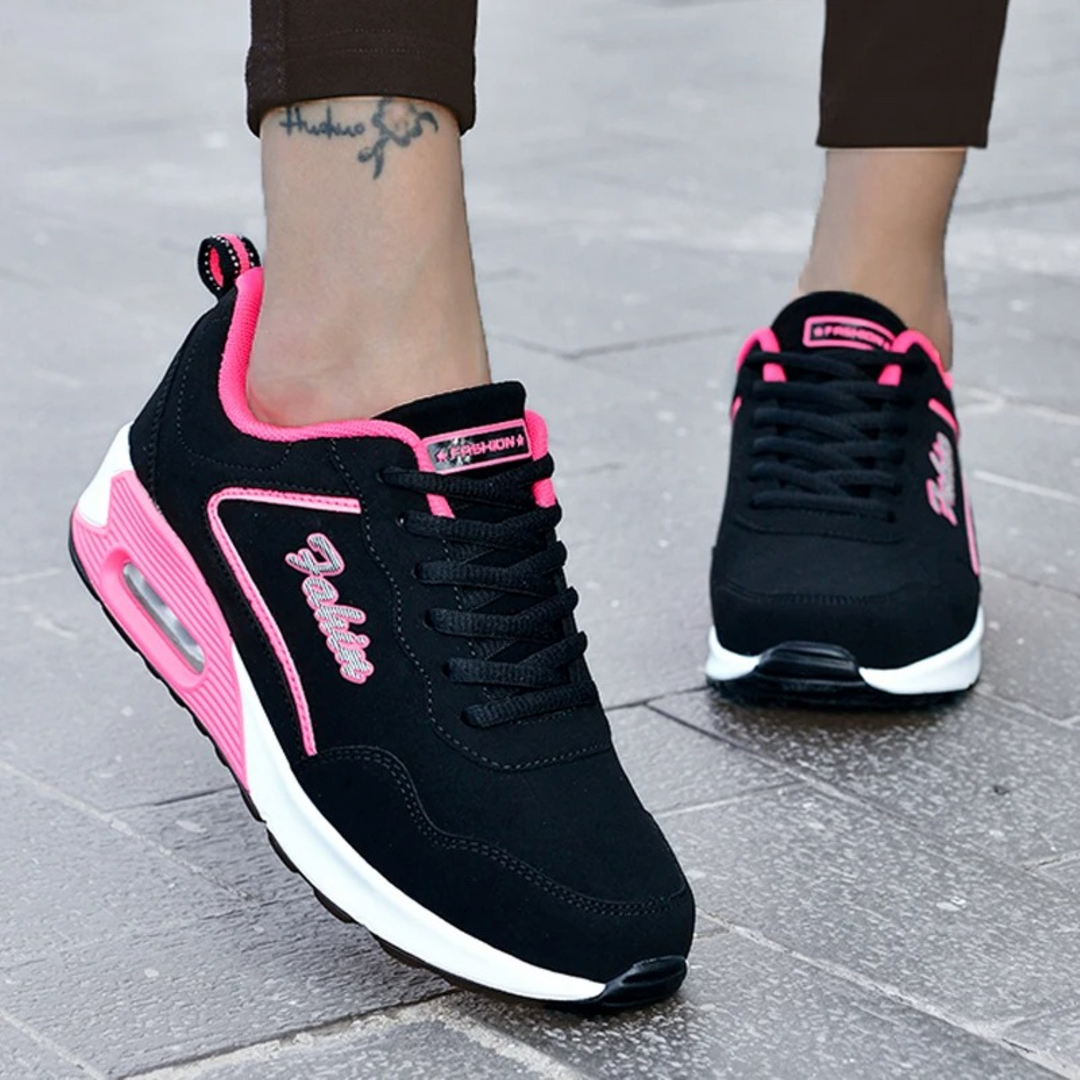 Svarta vattentäta damsneakers, stilrena och lätta, med ergonomisk design för vardagsbruk. Halkfria komfortskor.