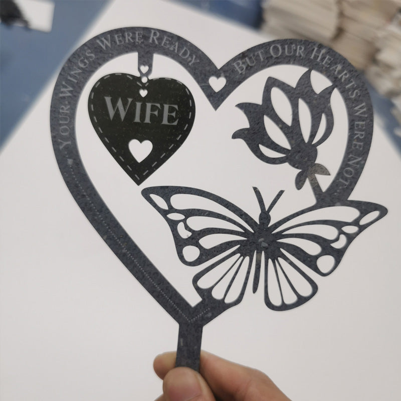 "Vattentät fjärilsskylt i korrugerad plast, med blomdekor för trädgårdsdekoration, mäter 16x14x5 cm."