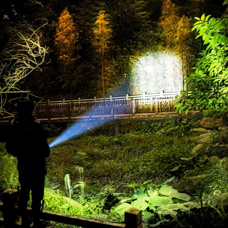 "Vattentät LED-ficklampa med justerbara ljuslägen, kraftigt chassi av flygaluminium för äventyr i alla väder."
