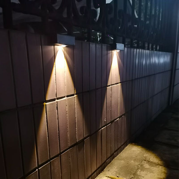 Vattentät LED-solvägglampa, IP65, utomhusbelysning, automatisk sensor, elegant design för dörrar och trädgårdar.