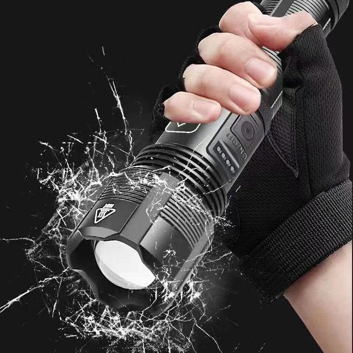 "Vattentät militär ficklampa, aluminium, 5 lägen, 12 000 lumens, svart design, robust och kompakt för extrema äventyr."