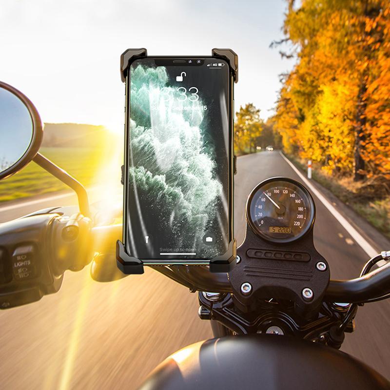 "Vattentät mobilhållare på motorcykel med trådlös laddning, svarta detaljer och 360° rotation för säker användning."