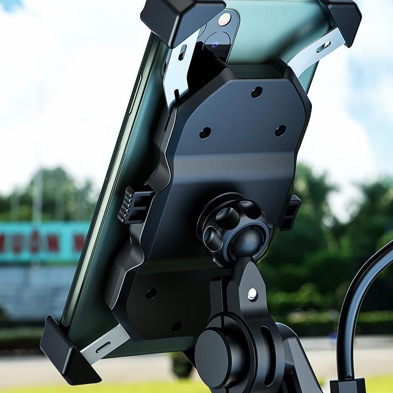 "Vattentät mobilhållare på motorcykel med trådlös laddning, svarta detaljer och 360° rotation för säker användning."