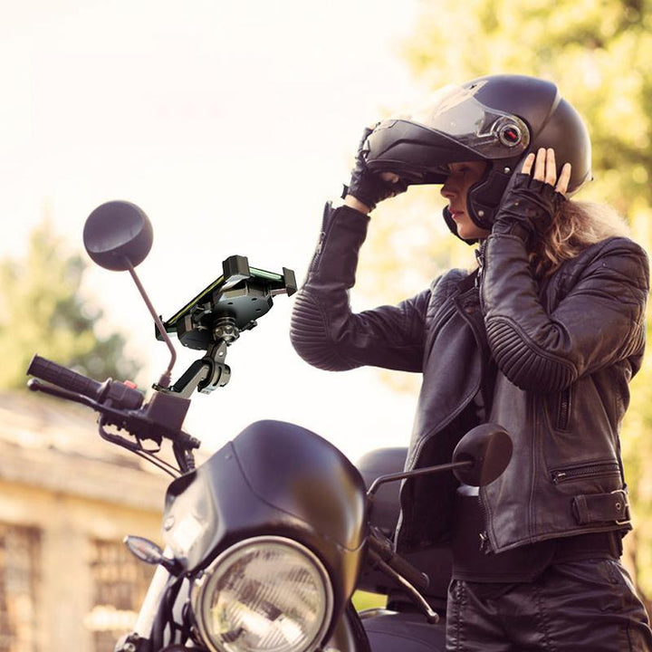 "Vattentät mobilhållare på motorcykel med trådlös laddning, svarta detaljer och 360° rotation för säker användning."