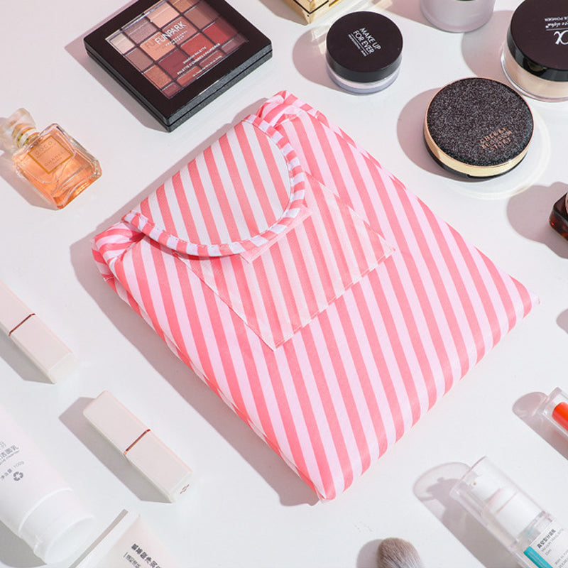 "Vattentät sminkväska för damer med dragsnöre, stilren design och praktisk organisering."