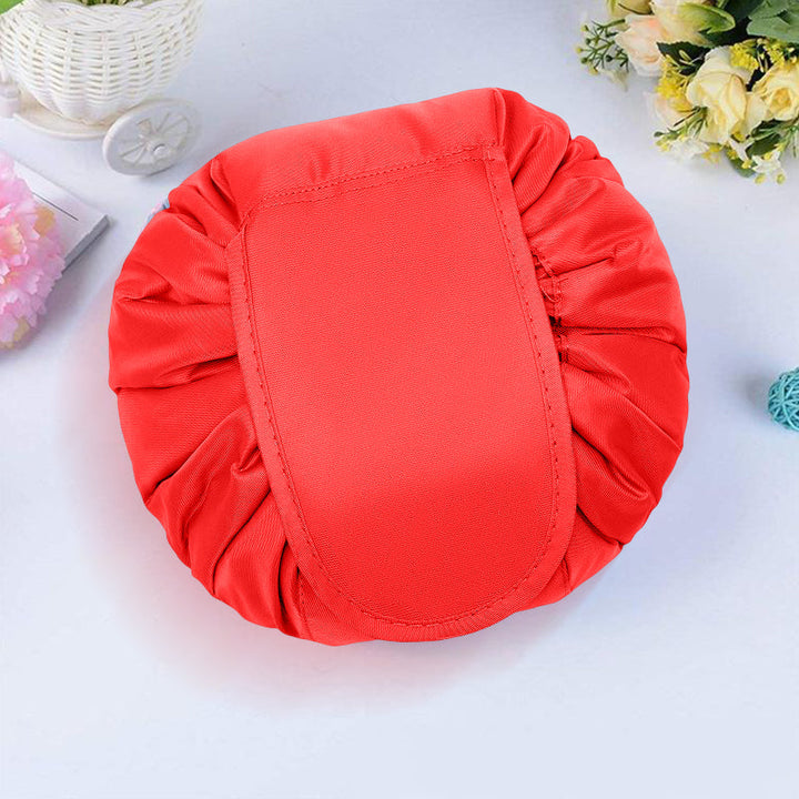 "Vattentät sminkväska för damer med dragsnöre, stilren design och praktisk organisering."