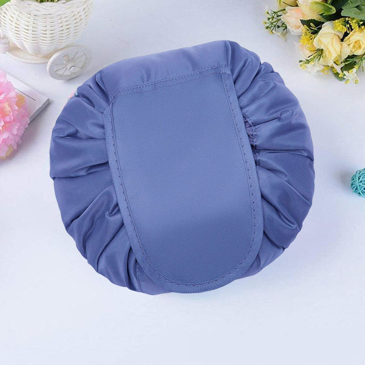 "Vattentät sminkväska för damer med dragsnöre, stilren design och praktisk organisering."