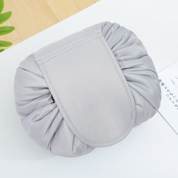 "Vattentät sminkväska för damer med dragsnöre, stilren design och praktisk organisering."