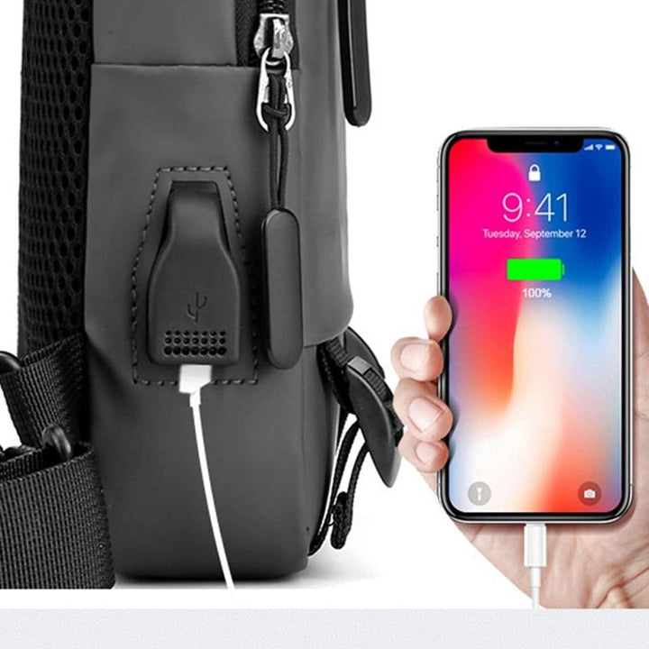 "Vattentät unisex axelväska med USB-laddning, justerbara remmar, flera fickor, mörkblå färg, perfekt för dagligt bruk"