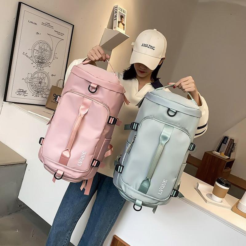 "Vattentät unisex ryggsäck/duffelväska, multifunktionell design, visad i olika färger: blå, mint, violett, rosa."