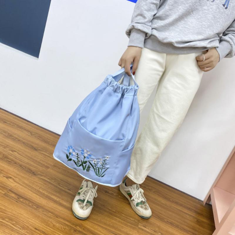 "Vattentät unisex sportryggsäck i slitstarkt Oxford-tyg, modern design, idealisk för äventyr och vardag, grön färg."