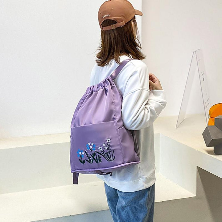 "Vattentät unisex sportryggsäck i slitstarkt Oxford-tyg, modern design, idealisk för äventyr och vardag, grön färg."