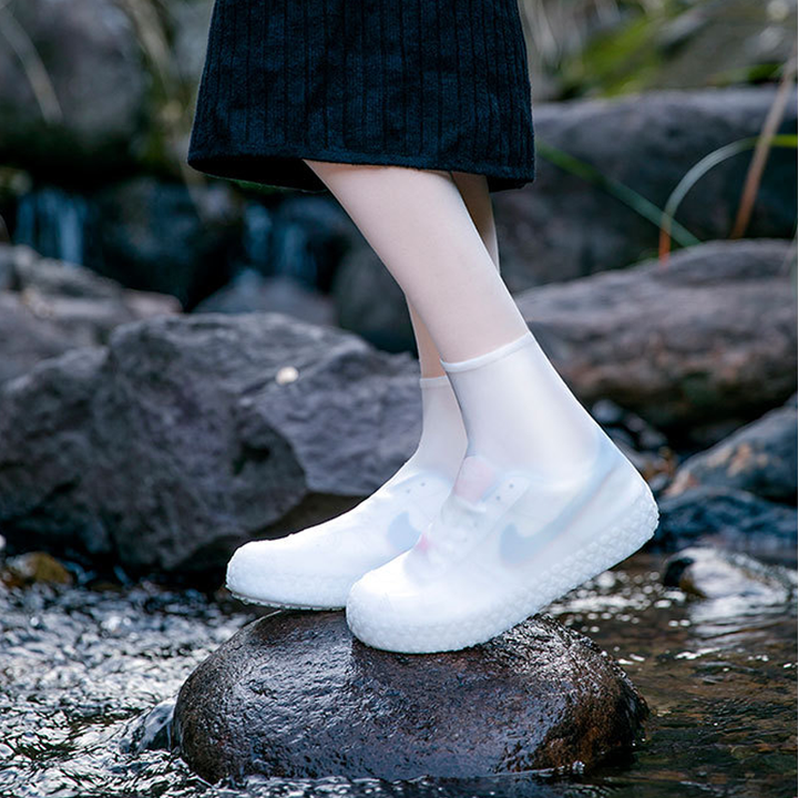 Vattentäta skoöverdrag för kvinnor, halkfria och hållbara, idealiska för utomhusbruk i alla väderförhållanden.