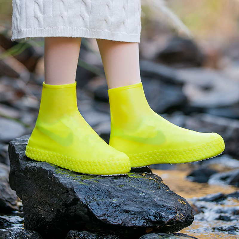 Vattentäta skoöverdrag för kvinnor, halkfria och hållbara, idealiska för utomhusbruk i alla väderförhållanden.