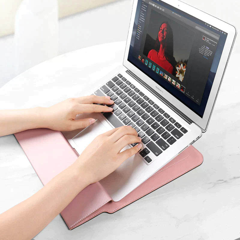 "Vattentätt justerbart laptopfodral i konstläder, elegant design med magnetisk stängning för bästa skydd av din dator."
