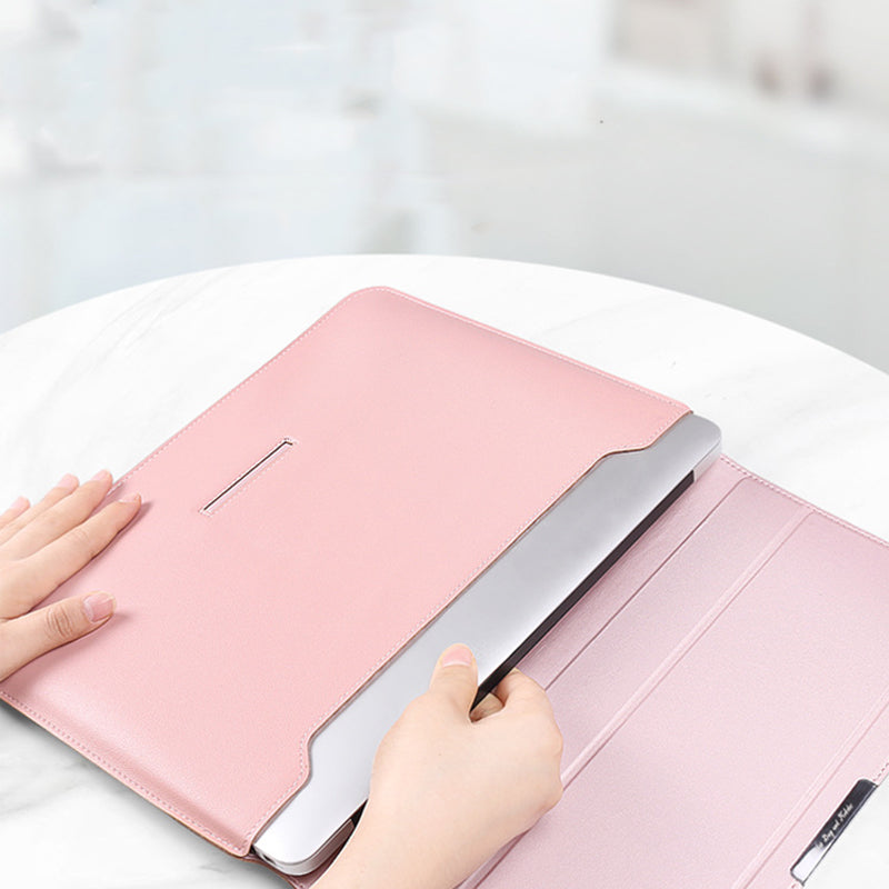 "Vattentätt justerbart laptopfodral i konstläder, elegant design med magnetisk stängning för bästa skydd av din dator."
