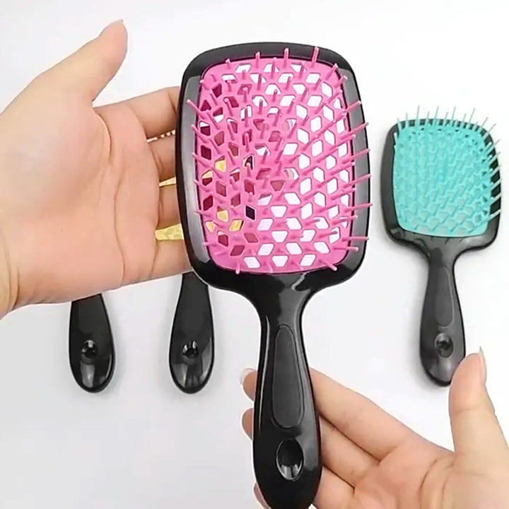 "Ventilerad avtrasslande hårborste i grönt, rosa, rött, svart, vitt. Effektiv för trasselfritt hår. Beauty & Wellbeing."