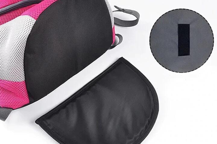 "Ventilerande ryggsäck för hund i blått med justerbara bärbälten, säkerhetsrem, sidofickor och flera färgalternativ."