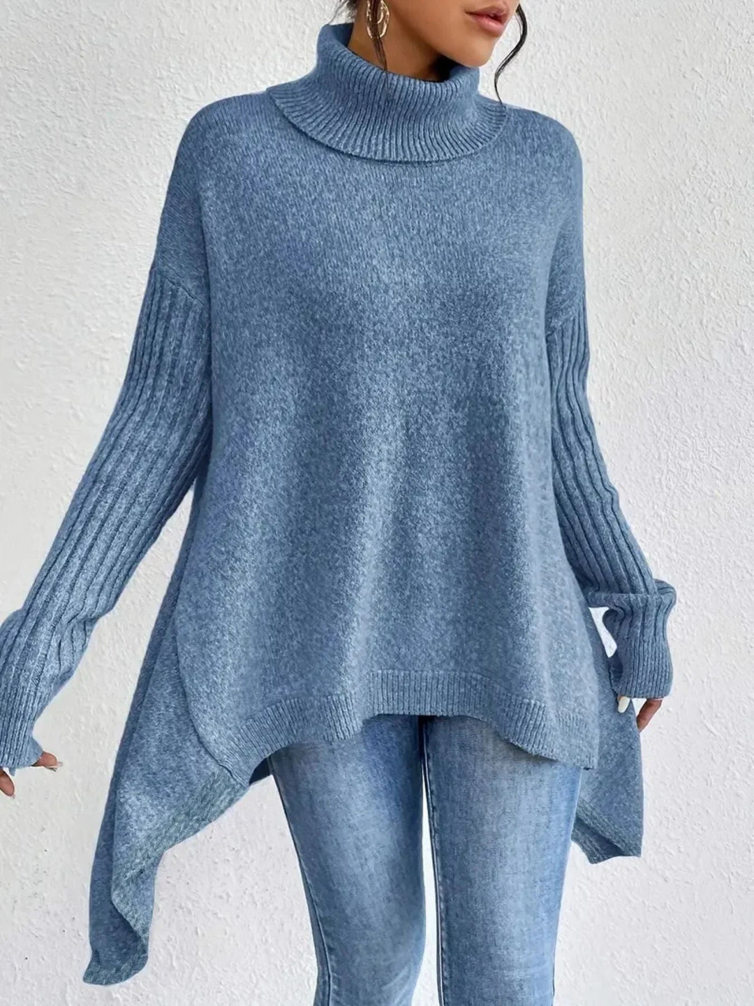 "Överdimensionerad damtröja med asymmetrisk fåll, ribbade ärmar, visad framifrån för modern stil och komfort."