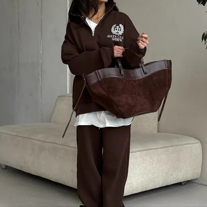 "Överdimensionerad damtröja med halv dragkedja i beige, stilrena broderier, perfekt för en modern, avslappnad look."
