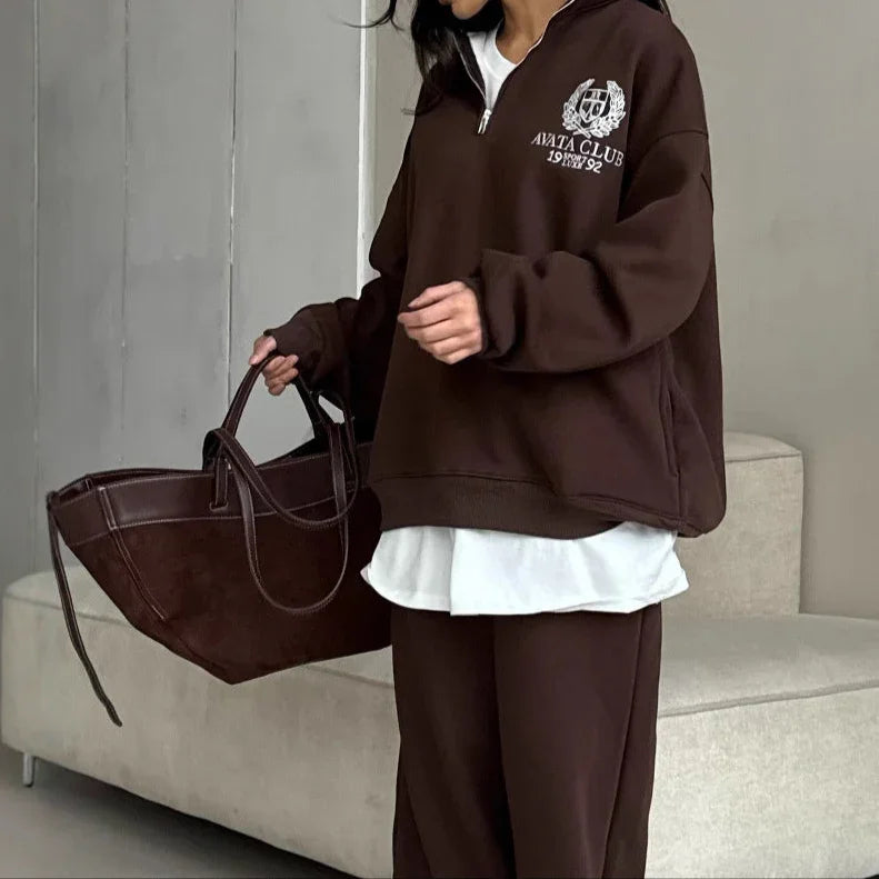 "Överdimensionerad damtröja med halv dragkedja i beige, stilrena broderier, perfekt för en modern, avslappnad look."