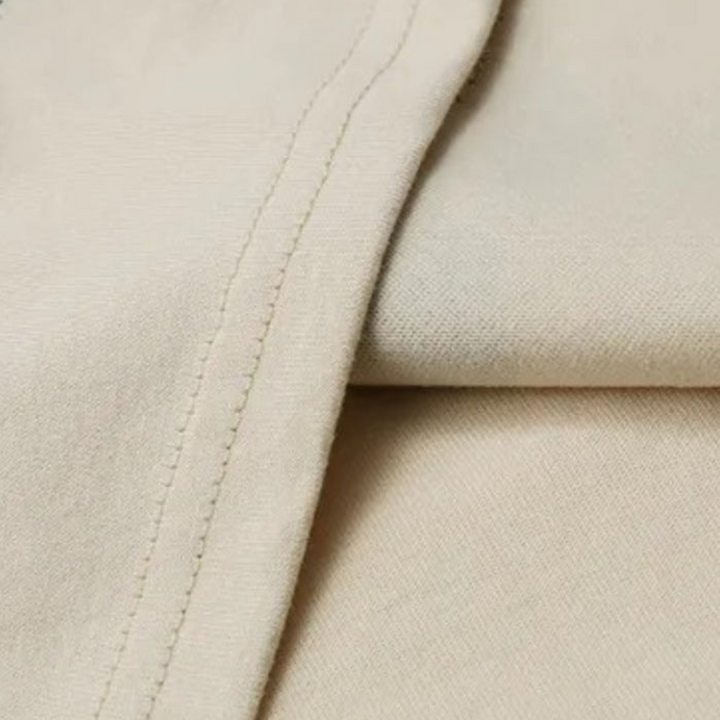 "Överdimensionerad herrskjorta i bomull med unikt vintage tryck, avslappnad stil, beige och svart färgval."