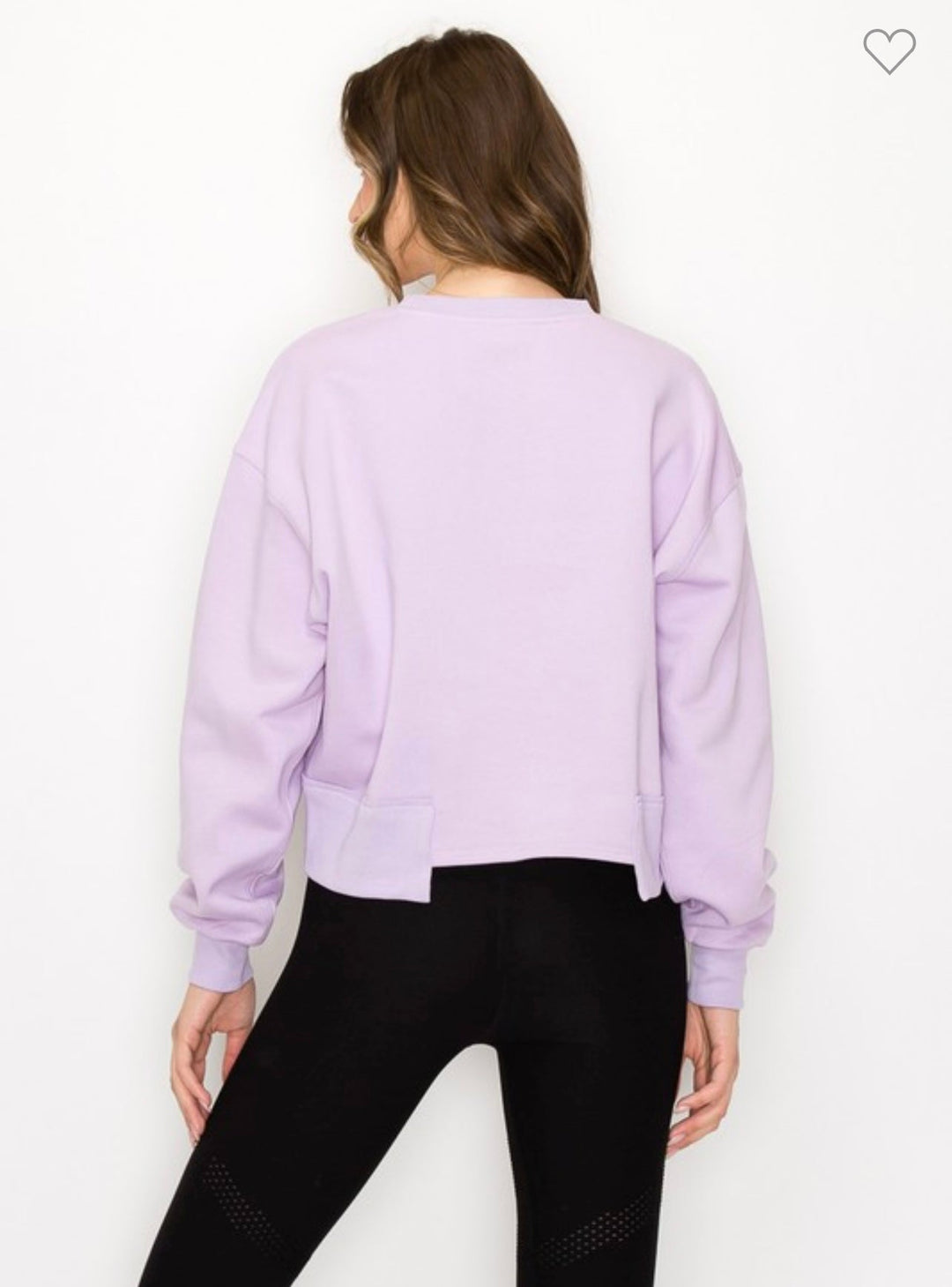 "Översikt av oversized lila dam-sweatshirt, kort modell, avslappnad stil, mjuk bomullstextur, chic design."